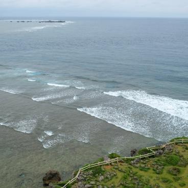 Cap Higashi-Hennazaki (Miyako-jima), vue du phare sur la mer de Chine orientale
