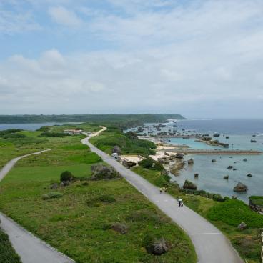Cap Higashi-Hennazaki (Miyako-jima), panorama sur le bras de terre à la pointe sud-est de l'île