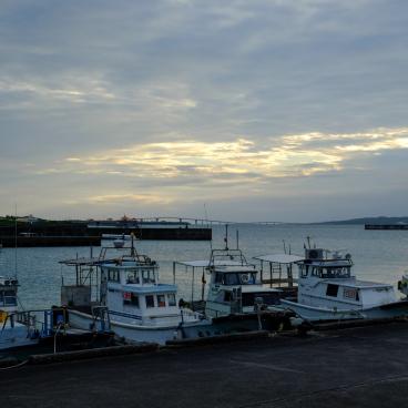 Irabu Ohashi (Miyako-jima), vue sur le pont à la nuit tombée depuis Hirara