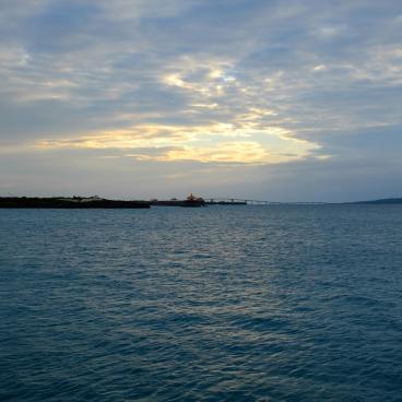 Irabu Ohashi (Miyako-jima), vue sur le pont à la nuit tombée depuis Hirara 2