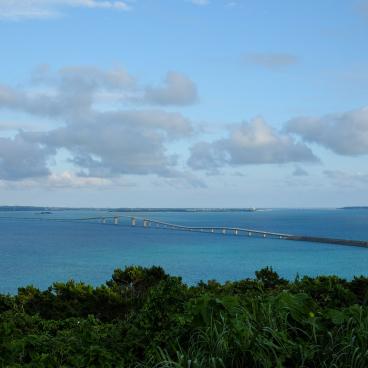 Observatoire Makiyama (Irabu-jima), vue sur le pont Irabu Ohashi