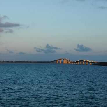 Irabu Ohashi (Miyako-jima), vue sur le pont à la nuit tombée