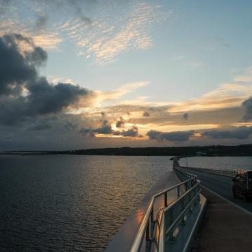 Irabu Ohashi (Miyako-jima), vue depuis le pont à la nuit tombée
