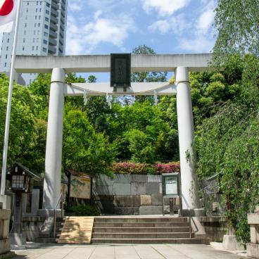 Nogi-jinja (Tokyo), porte Torii et drapeau du Japon à l'entrée du sanctuaire