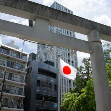Nogi-jinja (Tokyo), porte Torii et drapeau du Japon à l'entrée du sanctuaire 2