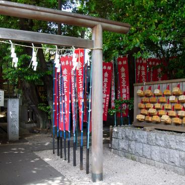 Nogi-jinja (Tokyo), porte Torii du sanctuaire secondaire Shomatsu et plaquettes votives Ema