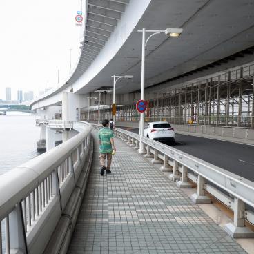 Pont Rainbow Bridge (Tokyo), traversée du pont à pied