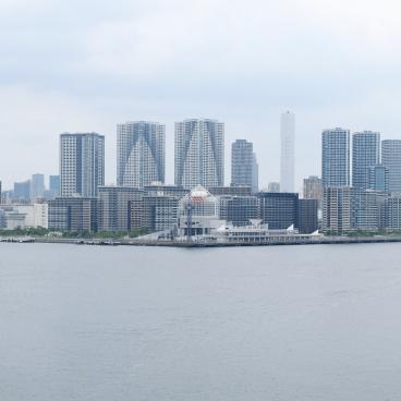 Pont Rainbow Bridge (Tokyo), vue sur le village olympique depuis le pont
