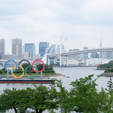 Pont Rainbow Bridge (Tokyo), vue depuis Odaiba avec les anneaux olympiques