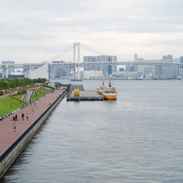 Parc Gururi (Toyosu, Tokyo), vue sur le pont Rainbow Bridge