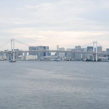 Parc Gururi (Toyosu, Tokyo), vue sur le pont Rainbow Bridge 2