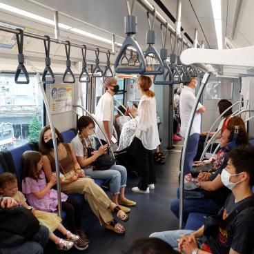 Ligne Yurikamome (Tokyo), passagers et intérieur d'une rame de métro aérien