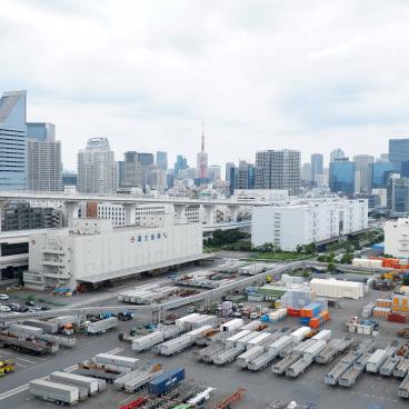 Pont Rainbow Bridge (Tokyo), vue sur les activités industrielles et les grattes-ciel de la capitale depuis le pont