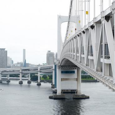 Pont Rainbow Bridge (Tokyo), vue sur l'ouvrage pendant la traversée du pont à pied