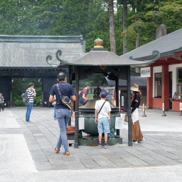 Rinno-ji (Nikko), visiteurs autour de l'encensoir sur l'esplanade principale du temple en période de Covid