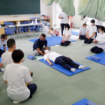 Apprentissage du shiatsu à l'école Japan Shiatsu College à Bunkyo (Tokyo)