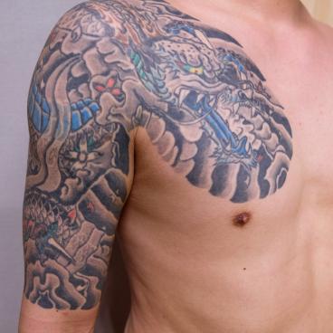 Homme japonais avec tatouage traditionnel