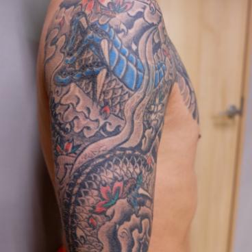 Homme japonais avec tatouage traditionnel 2