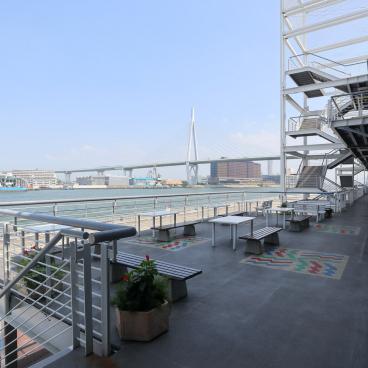 Tempozan (Osaka), installations extérieures au bord de la baie du centre commercial Tempozan Marketplace