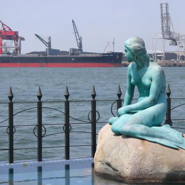 Tempozan (Osaka), statue de la sirène au bord de la baie