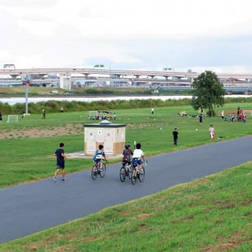Katsushika (Tokyo), berges Arakawa Dote aménagées pour les loisirs sportifs des Tokyoïtes
