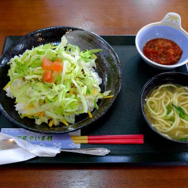 Yaimamura (Ishigaki), plateau-repas typique avec Taco Rice et nouilles Soba d'Okinawa