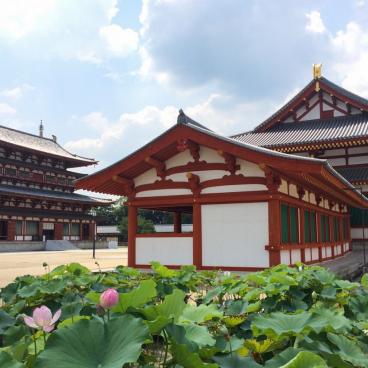 Yakushi-ji (Nara), vue sur l'esplanade principale avec les lotus en été