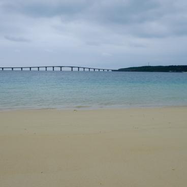 Plage Yonaha-Maehama (Miyako-jima), vue sur le pont Kurima