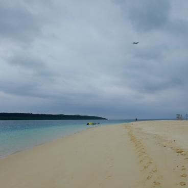 Plage Yonaha-Maehama (Miyako-jima), vue sur le sable et les avions