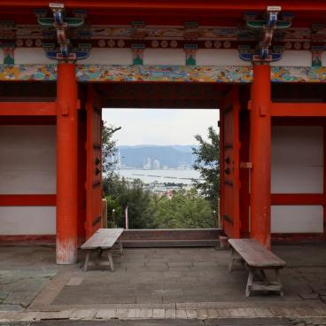Kishu Tosho-gu (Wakayama), vue depuis la porte Romon