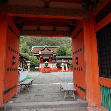 Kishu Tosho-gu (Wakayama), vue sur le bâtiment principal depuis la porte Romon