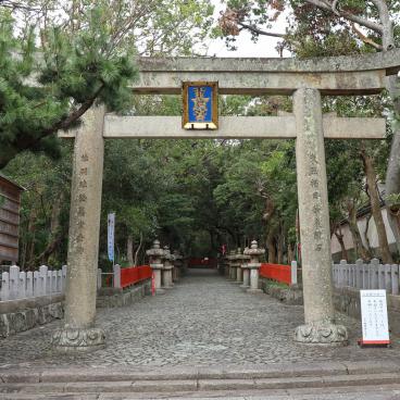 Kishu Tosho-gu (Wakayama), porte Torii à l'entrée du sanctuaire