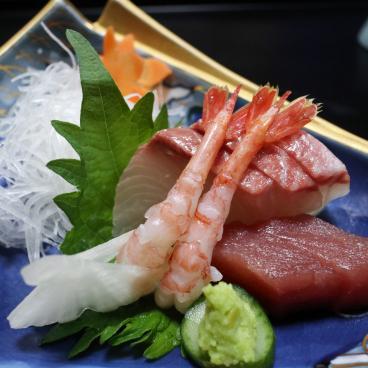 Chikuden Saryo (Taketa, Oita), assiette de sashimi au thon, poisson blanc et crevette