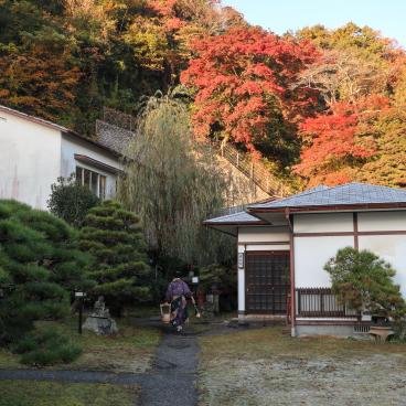 Chikuden Saryo (Taketa, Oita), bâtiment des bains Onsen du ryokan en automne