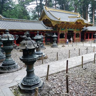 Taiyuin (Nikko), lanternes et porte Yashamon