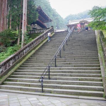 Taiyuin (Nikko), escalier au pied de la porte Yashamon et de l'esplanade principale