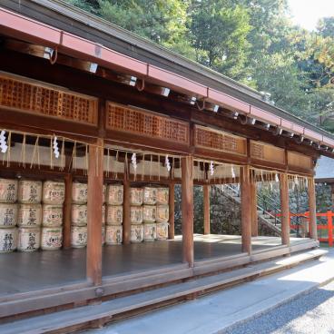Yoshida-jinja (Kyoto), offrandes de saké au sanctuaire