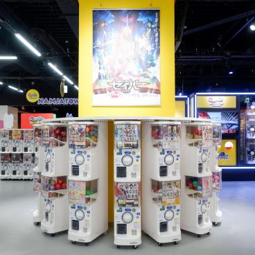 Grand magasin de Gashapon d'Ikebukuro, allée de la boutique et alignement de machines à capsules 4