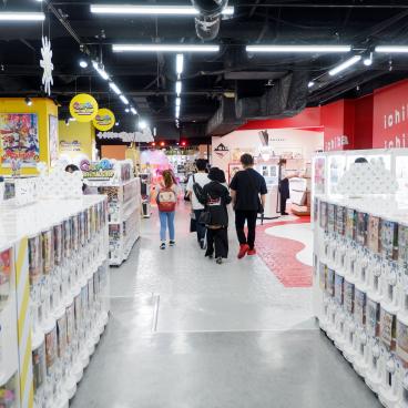 Grand magasin de Gashapon d'Ikebukuro, allée de la boutique et alignement de machines à capsules 5