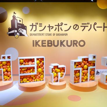 Grand magasin de Gashapon d'Ikebukuro, habillage à l'entrée de la boutique 2