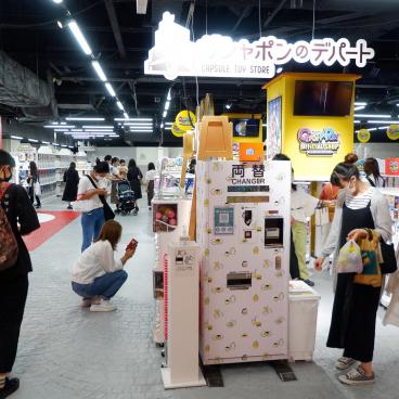 Grand magasin de Gashapon d'Ikebukuro, machine pour changer les billets japonais en pièces