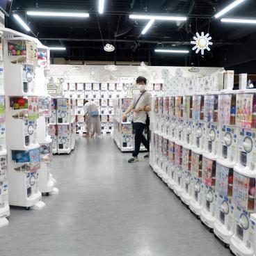Grand magasin de Gashapon d'Ikebukuro, allée de la boutique et alignement de machines à capsules