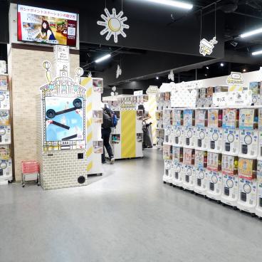 Grand magasin de Gashapon d'Ikebukuro, allée de la boutique et alignement de machines à capsules 2