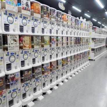Grand magasin de Gashapon d'Ikebukuro, mur de machines à capsules 2