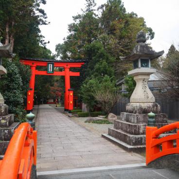 Kumano Hayatama Taisha, entrée du sanctuaire avec pont et porte Torii vermillons