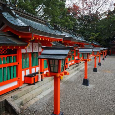 Kumano Hayatama Taisha, lanternes et détails de l'architecture colorée du sanctuaire