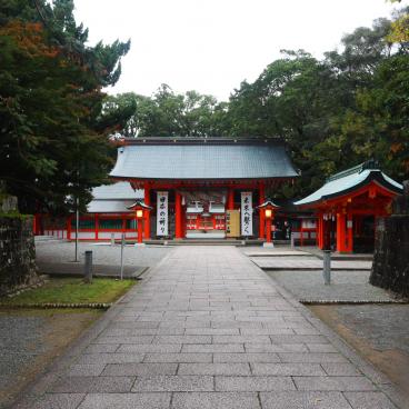 Kumano Hayatama Taisha, porte principale Shinmon et accès à l'enceinte sacrée du sanctuaire