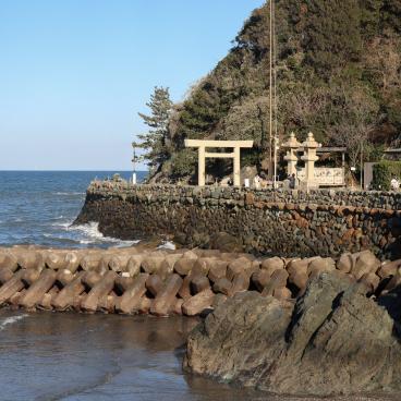 Meoto Iwa (Ise), sanctuaire Futami Okitama au bord du littoral