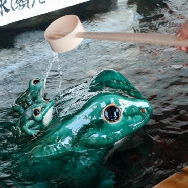 Meoto Iwa (Ise), statues de grenouilles aspergées au sanctuaire Futami Okitama