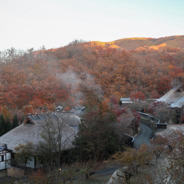 Miyama Sanso (Kurokawa Onsen), vue sur les toits de chaume et la vallée en automne